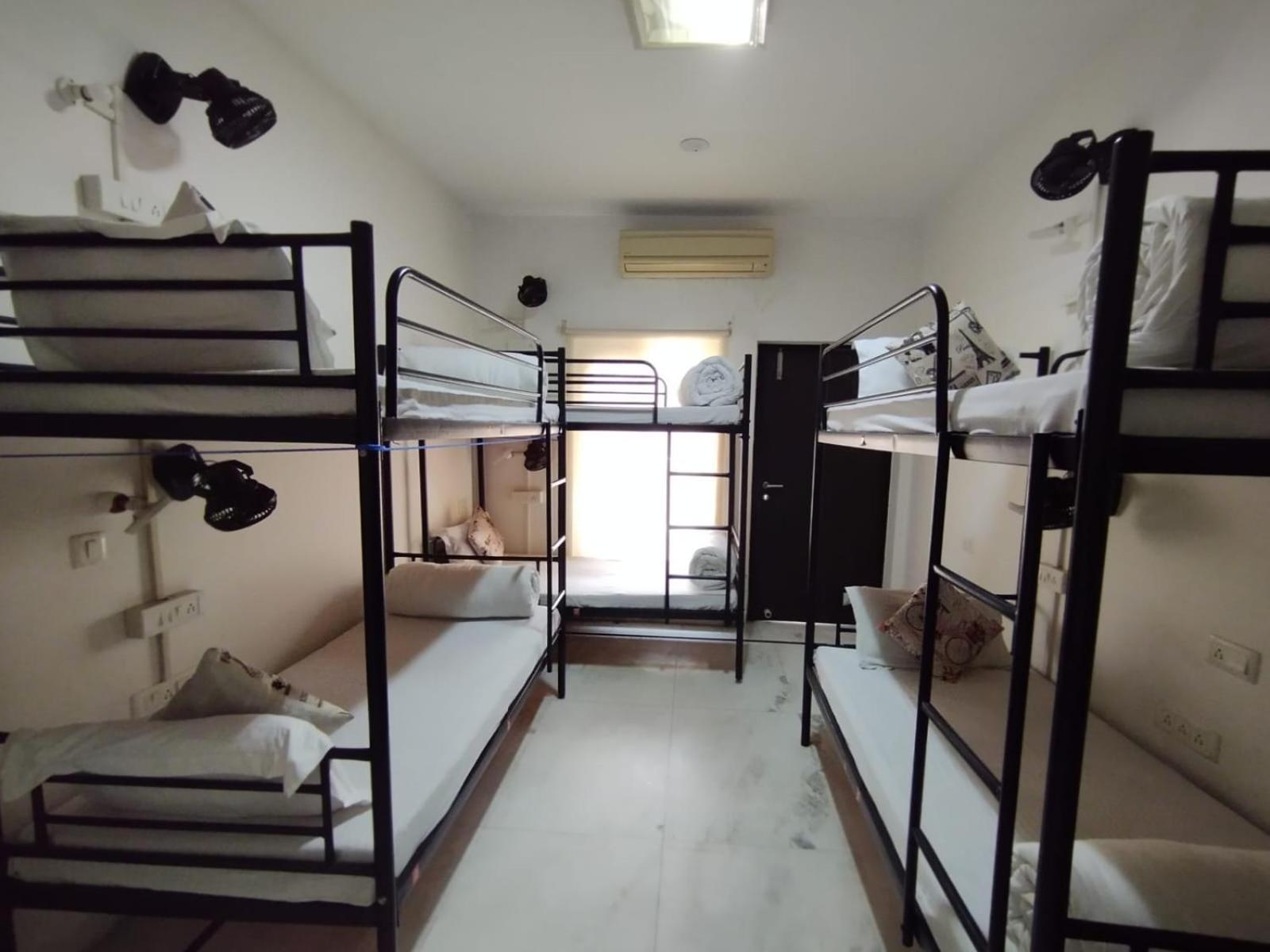 A Sleepy Fox Hostel New Delhi Ngoại thất bức ảnh
