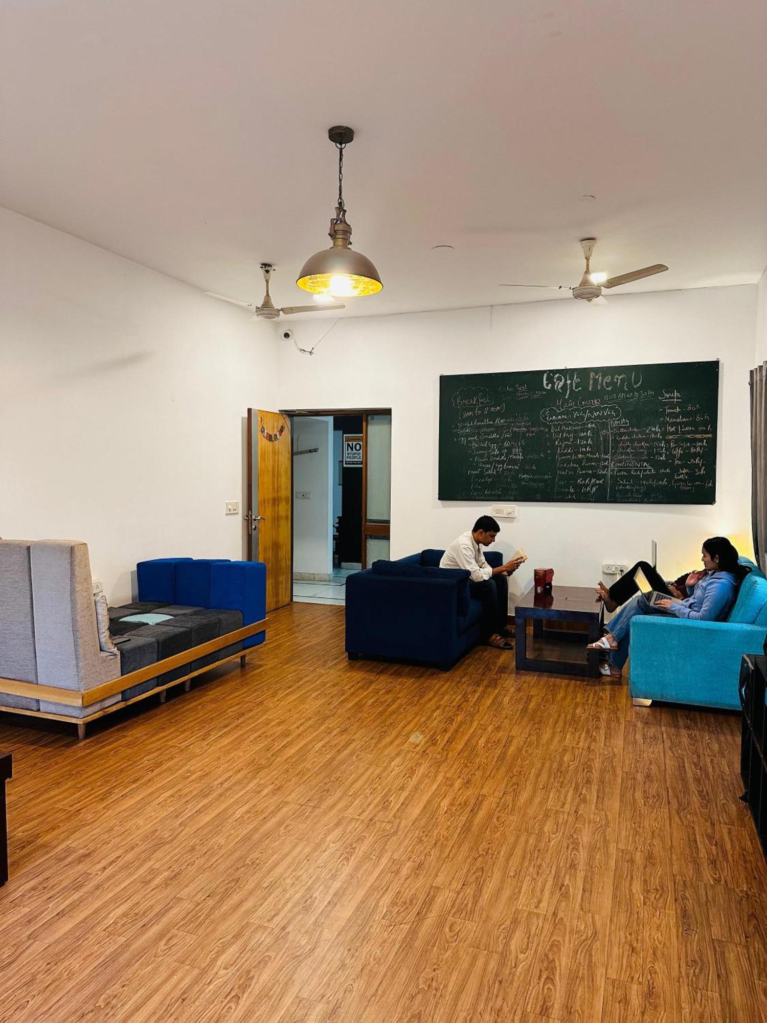 A Sleepy Fox Hostel New Delhi Ngoại thất bức ảnh