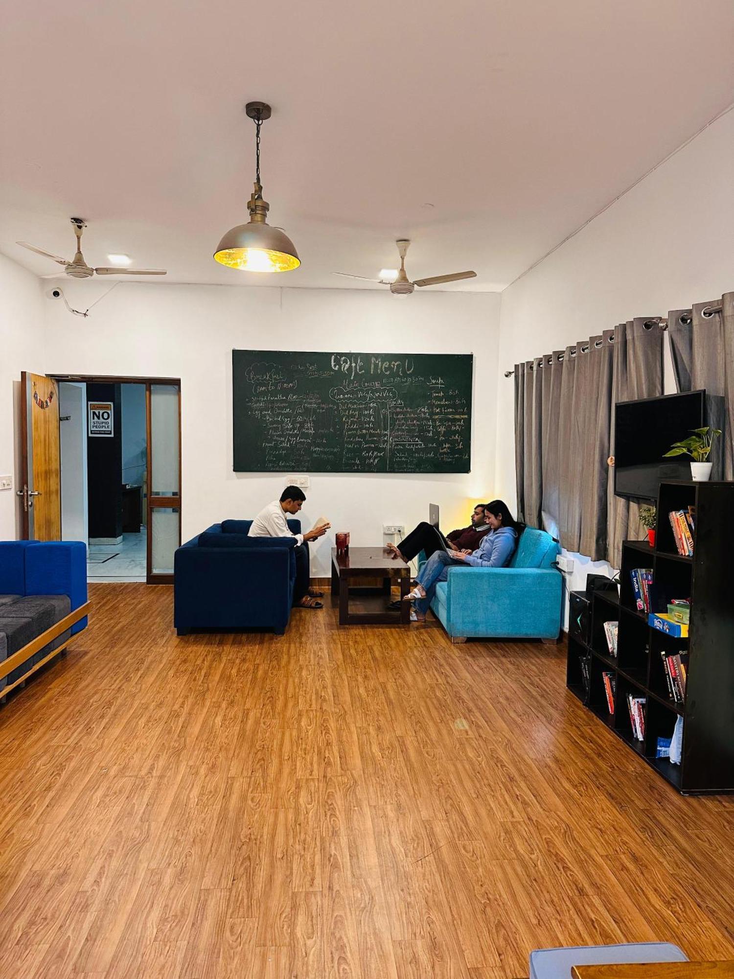 A Sleepy Fox Hostel New Delhi Ngoại thất bức ảnh