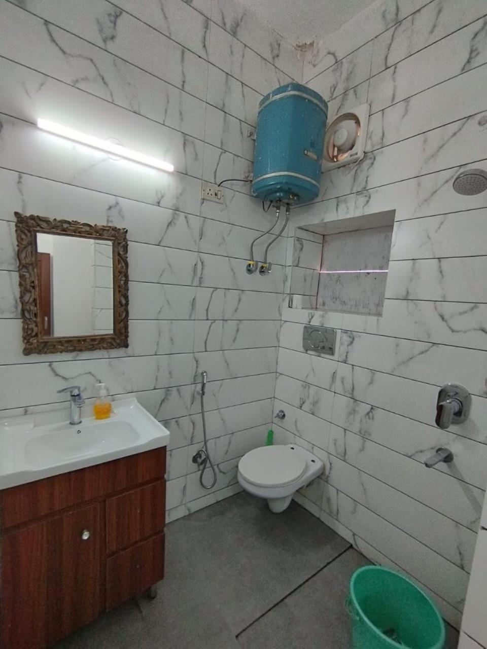 A Sleepy Fox Hostel New Delhi Ngoại thất bức ảnh